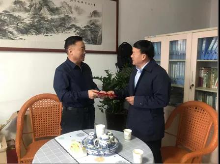 敦煌種業(yè)領(lǐng)導看望慰問公司老干部、老黨員及困難黨員職工