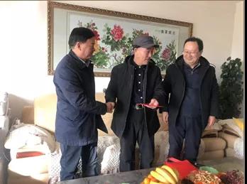 敦煌種業(yè)領(lǐng)導看望慰問公司老干部、老黨員及困難黨員職工