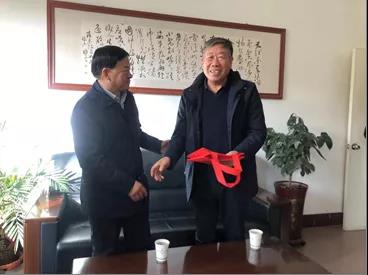 敦煌種業(yè)領(lǐng)導看望慰問公司老干部、老黨員及困難黨員職工