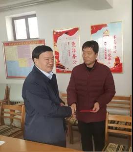 敦煌種業(yè)領(lǐng)導看望慰問公司老干部、老黨員及困難黨員職工