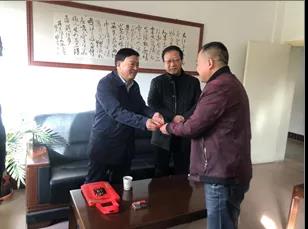 敦煌種業(yè)領(lǐng)導看望慰問公司老干部、老黨員及困難黨員職工
